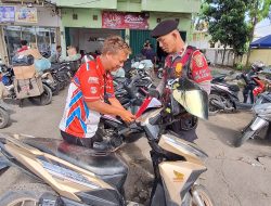 Sat Intelkam Dan Sat Samapta Polres Ogan Ilir Di Hari Minggu Pasang Bendera Merah Putih Di Kendaraan Depan Indomaret  Indralaya