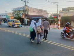 Polsek Indralaya Laksanakan Giat Strong Point dan Pengaturan Lalu Lintas di Simpang SMA Lingua Prima
