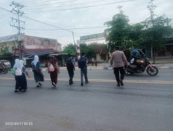 Polsek Indralaya Laksanakan Strong Point dan Pengaturan Lalu Lintas di Simpang SMA Lingua Prima