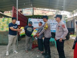 POLRES OGAN ILIR DAN POLSEK INDRALAYA BERSAMA BULOG GELAR PASAR MURAH DI DESA TANJUNG AGUNG  