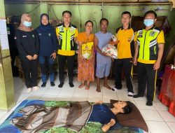 Jumat Barokah, Wujud Kepedulian Polri Terhadap Masyarakat, Sie Dokkes Polres Ogan Ilir Berikan Bantuan