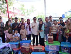 Gerak Cepat !! Bupati Askolani Serahkan Bantuan Seragam Sekolah dan Sembako Bagi Anak dan Warga Terdampak Kebakaran