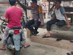 Personil Bhabinkamtibmas Polsek Muara Kuang Sambangi Warga Di Desa Binaannya
