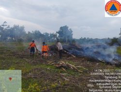 Personil Polsek Muara Kuang dan BPBD Kab Ogan iLir padamkan Api di titik Hot Spot Desa Tanabang Ilir. 1 hektar lahan terbakar