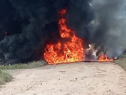 Mobil Pembawa Minyak Ilegal Terbakar di Hindoli Keluang, Asap Hitam Menampar Langit Aparat Diam..?