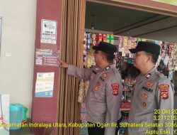 Kanit Binmas dan Kanit Kasium Polsek Indralaya serta Bhabinkamtibmas Sebar Stiker Imbauan Awas Curanmor