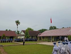 Personil Polsek Muara Kuang Menjadi Komandan Upacara Pengibaran Bendera Merah Putih Di SMP Negeri 1 Muara Kuang di Hari 10 November 20251