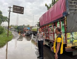 Personel Sat Lantas Polres Banyuasin Mengurai Kemacetan di Jalintim KM 20 