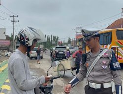 Sat Lantas Polres Ogan Ilir Terus Menunjukkan Komitmennya Dalam Meningkatkan Keselamatan Berlalu Lintas Di Jalan Raya Saat Ops Zebra Musi 2025 Kondusif 