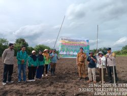 Bhabinkamtibmas Polsek Indralaya Hadiri Penanaman Jagung Di Desa Tanjung Baru