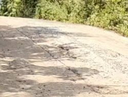 Coran Semen dari Truk Molen Tercecer dan Menumpuk di Jalan Pangkalan Balai Pengubuk, Bahayakan Pengendara