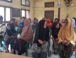 Bhabinkamtibmas Hadiri Penyaluran BLT-DD Program Pemulihan Ekonomi dan Penanganan Kemiskinan Ekstrem di Desa Tanjung Sejaro