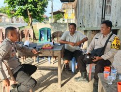 Jalin Silaturahmi, Bhabinkamtibmas Polsek Muara Kuang Sambangi Kepala Desa Serimenanti