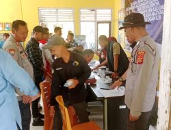 PERSONIL POLSEK MUARA KUANG MELAKSANAKAN PENGAMANAN KEGIATAN PEMERIKSAAN URINE YANG DISELENGGARAKAN OLEH BADAN NARKOTIKA NASIONAL KABUPATEN OGAN ILIR BNNK DI KANTOR KECÀMATAN MUARA KUANG 