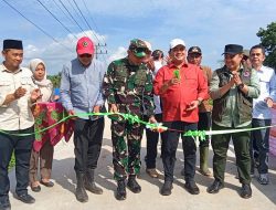 Bupati Banyuasin Dr. H. Askolani SH., MH. meninjau sekaligus meresmikan 2 Jembatan penghubung di Desa Bintaran Kec. Air Saleh.