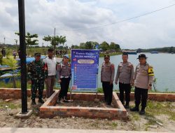 Kapolsek Indralaya Berikan Himbauan kepada Petugas Parkir demi Keamanan Wisatawan di Danau Biru Tanjung Seteko        