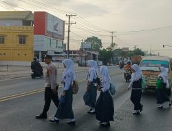 Polsek Indralaya Laksanakan Strong Point dan Pengaturan Lalu Lintas di Simpang SMA Lingua Prima