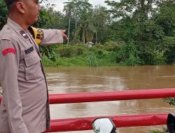 Polsek Muara Kuang Lakukan Pengecekan Debit Air dan Arus Sungai Ogan, Antisipasi Potensi Banjir