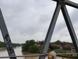 POLSEK MUARA KUANG LAKUKAN PENGECEKAN DEBIT AIR SUNGAI OGAN AKIBAT CURAH HUJAN TINGGI DAN DERASNYA ALIRAN SUNGAI, ANTISIPASI POTENSI BANJIR