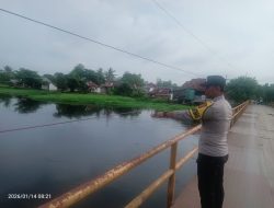 Polsek Indralaya Rutin Cek Ketinggian Debit Air Sungai Antisipasi Banjir