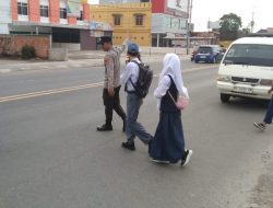 Polsek Indralaya Laksanakan Strong Point dan Pengaturan Lalu Lintas di Jam Masuk Sekolah