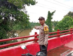 Waspada Banjir, Personel Polsek Muara Kuang Cek Ketinggian Air Sungai Ogan