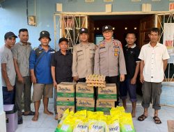 Kapolres Ogan Ilir Serahkan Bansos untuk Korban Banjir Di Kecamatan Rambang Kuang Di Desa Tanjung Miring