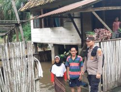 Kapolsek Muara Kuang  Bersama Bhabinkamtibmas Ke Lokasi Banjir di Desa Tanjung Miring