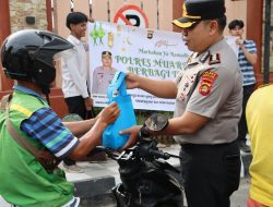 Penuh Kehangatan Kapolres Muara Enim Turun Langsung ke Jalan Bagikan Takjil