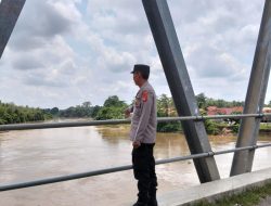 Antisipasi Keselamatan Warga Masyarakat, Polres Ogan Ilir Melalui Polsek Muara Kuang Lakukan Pengecekan Debit dan Arus Sungai Ogan