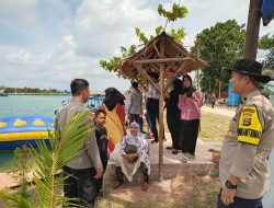 Kanit Binmas Polsek Indralaya Polres Ogan Ilir Berikan Himbauan Kepada Pengunjung Wisata Danau Biru