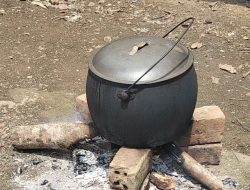 Tradisi Masak Ketupat Pake Panci Baja dan Kayu Bakar di Banyuasin Buat Lebaran Masih di Lestarikan