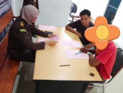 BERKAS PERKARA DINYATAKAN LENGKAP ( P21) Tersangka DAN BARANG BUKTI PENCURIAN BUAH SAWIT DILIMPAHKAN OLEH  ANGGOTA UNIT RESKRIM POLSEK MUARA KUANG KE JPU KEJARI OGAN ILIR.