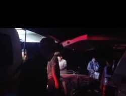Aksi Heroik Polisi Bantu Mobil Mogok Ambulan Pasien Bayi 8 Bulan Lanjut Rujukan ke RS Palembang
