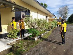 Jaga Kebersihan Mako, Personel Polsek Indralaya Gotong Royong Bersihkan Lingkungan