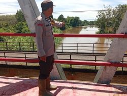 POLSEK MUARA KUANG LAKUKAN PENGECEKAN DEBIT AIR SUNGAI OGAN AKIBAT CURAH HUJAN TINGGI DAN DERASNYA ALIRAN SUNGAI, ANTISIPASI POTENSI BANJIR