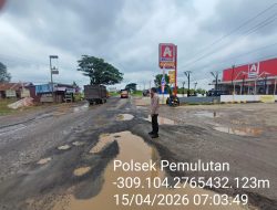 Polsek Tanjung Batu Giat Penanaman  Jagung Program Ketahanan Pangan Kuartal II Tahun 2026, Di Rayon I PTPN7 Desa Burai  Ogan ilir,hbnindonesia.com– Selasa 14 April  2026 sekira pukul.09.00 Wib, dilaksanakan kegiatan Penanaman Jagung Program Ketahanan Pangan Kuartal II Tahun 2026, oleh  Polsek Tanjung batu  – Polres Ogan Ilir bertempat di Bedeng Atap Rayon 1 PTPN 7 CINTA MANIS  Desa Burai Kecamatan Tanjung Batu Kabupaten Ogan Ilir.   Kegiatan Penanaman Jagung program Ketahanan Pangan yang dihadiri oleh, ; 1. PPL Kementerian Pertanian Kec. Tanjung Batu 2. Kapolsek Tanjung Batu diwakilkan Kanit Binmas  3. Bhabinkamtibms Polsek Tanjung Batu  Bripka Dwi Ariyon 4. Ibu Yanti selaku pemilik lahan jagung 5. masyarakat bedeng Atap Desa Burai  Kapolsek tanjung batu Iptu Iwanto Putra ST,. Menyampaikan Penanaman Jagung Program Ketahanan Pangan dilakukan di lokasi lahan milik PTPN 7 Rayon  1 Cinta Manis  Desa Burai Kec. Tanjung Batu Kab.Ogan Ilir, dengan rangkaian / rincian tahapan, diantaranya Penanaman dilaksanakan pada hari Selasa tanggal 14 April 2026, Luas lahan jagung 2.5 Hektar, dengan Titik Kordinat 2989951S104.61564406E dan Bibit yang digunakan merk Benih Jagung F1 Hibrida  sebanyak 37 Kg  “Kegiatan program Ketahanan Pangan berupa penanaman jagung dilakukan/dikerjakan oleh Masyarakat Desa Burai  Kecamatan Tanjung Batu dan nantinya  Perkembangan tanaman dengan melibatkan Penyuluh Pertanian”Jeasnya  Lebih lanjut, kapolsek mengatakan Tanaman Jagung merupakan Program Ketahanan Pangan dan tindak lanjut dari Program Pemerintah dalam hal Ketahanan Pangan dan dalam pelaksanaanya Polsek Tanjung batu  bekerja sama dengan Masyarakat dan  melibatkan Unsur terkait seperti PPL / Penyuluh Pertanian.   “Kegiatan program tersebut, bertujuan untuk mewujudkan kecukupan pangan bagi seluruh masyarakat desa, mencapai kemandirian pangan desa, dan memastikan desa terlepas dari kerawanan pangan”Pungkasnya  Pantauan media ini dilokasi Kegiatan Penanaman Jagung program Ketahanan Pangan polsek tanjung batu polres ogan iir berlangsung dengan tertib. Sampai dengan selesai