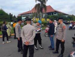 Personil Polsek Indralaya Pam Pengamanan kegiatan acara Wisuda Kampus Universitas Sriwijaya guna Memperlancar arus lalulintas