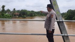 Polsek Muara Kuang Lakukan Pengecekan Debit Air Sungai Ogan Akibat Curah Hujan Tinggi dan Derasnya Aliran Sungai, Antisipasi Potensi Banjir