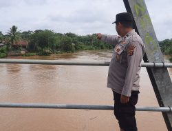 Polsek Muara Kuang Lakukan Pengecekan Debit Air Sungai Ogan Akibat Curah Hujan Tinggi dan Derasnya Aliran Sungai, Antisipasi Potensi Banjir