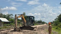 Jalan TMMD Rusak Diterjang Hujan, Camat Lalan Gandeng Warga Swadaya Timbun Jalan