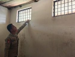 Tingkatkan Keamanan Kanit Samapta Polsek Muara Kuang Rutin Melakukan Pengecekan kondisi Ruangan Sel Tahanan
