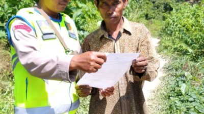 Bhabinkamtibmas Polsek Muara Kuang Sosialisasikan Larangan Karhutla kepada Warga