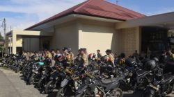 *Bhabinkamtibmas Polsek Indralaya & Jajaran Ikuti kegiatan Binev Korbinmas Baharkam Polri di Polres Ogan Ilir.*  Dalam rangka meningkatkan kinerja serta memperkuat peran Bhabinkamtibmas di tengah masyarakat, Tim Korbinmas Baharkam Polri melaksanakan kegiatan Pembinaan dan Evaluasi (Binev) Bhabinkamtibmas jajaran Polres Ogan Ilir di Aula Panaluan Polres Ogan Ilir, Senin(29/04/2026) pukul 13.30 WIB.  Kegiatan ini dihadiri oleh Dirbintibmas Korbinmas Baharkam Polri Kombes Pol Bambang Murdoko, S.I.K., M.H., didampingi Kasibinev Subdit Bhabinkamtibmas AKBP Rinto Haivan Simbolon, S.E., S.I.K., M.H., serta Kasubdit Bhabinkamtibmas Ditbinmas Polda Sumsel AKBP Andi Mustadi, S.H., M.H. Turut hadir Wakapolres Ogan Ilir Kompol Helmi Ardiansyah, S.H., M.H., Kasat Binmas AKP Asmun Zain, S.H., serta seluruh jajaran Bhabinkamtibmas..  Rangkaian kegiatan diawali dengan pemeriksaan kendaraan dinas serta sikap tampang personel Bhabinkamtibmas sebagai bentuk penegakan disiplin dan kesiapsiagaan anggota di lapangan. Selanjutnya dilaksanakan kegiatan Binev yang meliputi pembukaan, laporan perwira, doa, serta arahan dan bimbingan dari Kasubdit Bhabinkamtibmas.  Dalam arahannya, Kombes Pol Bambang Murdoko menekankan pentingnya peran strategis Bhabinkamtibmas sebagai ujung tombak Polri dalam menjaga keamanan dan ketertiban masyarakat. Ia juga mengingatkan agar seluruh personel terus meningkatkan profesionalisme, responsivitas, serta kehadiran aktif di tengah masyarakat.  Sementara itu, Kapolres Ogan Ilir melalui Wakapolres menyampaikan apresiasi atas pelaksanaan kegiatan Binev ini sebagai sarana evaluasi sekaligus peningkatan kapasitas personel Bhabinkamtibmas dalam menjalankan tugas pembinaan di wilayah masing-masing. Kegiatan dilanjutkan dengan sesi foto bersama sebagai bentuk kebersamaan.