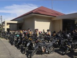 *Bhabinkamtibmas Polsek Indralaya & Jajaran Ikuti kegiatan Binev Korbinmas Baharkam Polri di Polres Ogan Ilir.*  Dalam rangka meningkatkan kinerja serta memperkuat peran Bhabinkamtibmas di tengah masyarakat, Tim Korbinmas Baharkam Polri melaksanakan kegiatan Pembinaan dan Evaluasi (Binev) Bhabinkamtibmas jajaran Polres Ogan Ilir di Aula Panaluan Polres Ogan Ilir, Senin(29/04/2026) pukul 13.30 WIB.  Kegiatan ini dihadiri oleh Dirbintibmas Korbinmas Baharkam Polri Kombes Pol Bambang Murdoko, S.I.K., M.H., didampingi Kasibinev Subdit Bhabinkamtibmas AKBP Rinto Haivan Simbolon, S.E., S.I.K., M.H., serta Kasubdit Bhabinkamtibmas Ditbinmas Polda Sumsel AKBP Andi Mustadi, S.H., M.H. Turut hadir Wakapolres Ogan Ilir Kompol Helmi Ardiansyah, S.H., M.H., Kasat Binmas AKP Asmun Zain, S.H., serta seluruh jajaran Bhabinkamtibmas..  Rangkaian kegiatan diawali dengan pemeriksaan kendaraan dinas serta sikap tampang personel Bhabinkamtibmas sebagai bentuk penegakan disiplin dan kesiapsiagaan anggota di lapangan. Selanjutnya dilaksanakan kegiatan Binev yang meliputi pembukaan, laporan perwira, doa, serta arahan dan bimbingan dari Kasubdit Bhabinkamtibmas.  Dalam arahannya, Kombes Pol Bambang Murdoko menekankan pentingnya peran strategis Bhabinkamtibmas sebagai ujung tombak Polri dalam menjaga keamanan dan ketertiban masyarakat. Ia juga mengingatkan agar seluruh personel terus meningkatkan profesionalisme, responsivitas, serta kehadiran aktif di tengah masyarakat.  Sementara itu, Kapolres Ogan Ilir melalui Wakapolres menyampaikan apresiasi atas pelaksanaan kegiatan Binev ini sebagai sarana evaluasi sekaligus peningkatan kapasitas personel Bhabinkamtibmas dalam menjalankan tugas pembinaan di wilayah masing-masing. Kegiatan dilanjutkan dengan sesi foto bersama sebagai bentuk kebersamaan.