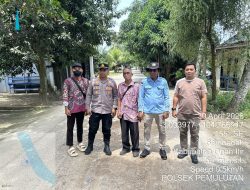 Polres Ogan Ilir melalui Polsek Pemulutan Lakukan Kegiatan Positif untuk Masyarakat, Cek Titik Jalan Rusak di Desa Sembadak Dukung Program Belida Asri