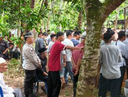 Kepergian Anggota DPRD Ogan Ilir, Prosesi Pemakaman Berlangsung Khidmat dan Mengharukan Bhabinkamtibmas Laksanakan pengamanan.