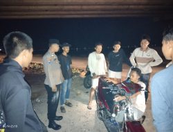 Kanit Binmas Polsek Indralaya Bersama Anggota Patroli Malam, Sambang Pemuda Nongkron