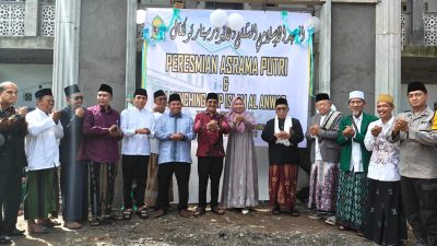 Wabup Muba Kyai Abdur Rohman Husen Resmikan Asrama Putri dan SMP Islam Al-Anwar     Haflah Akhirussanah Jadi Momentum Syiar Islam dan Penguatan Tradisi Keilmuan