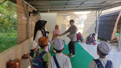 Jumat Berkah : Polsek Tanjung Batu, Bagikan Makanan Gratis untuk Anak-anak Santri Tk- TPA Al- Akso Unit 16 Polsek Tanjung Batu